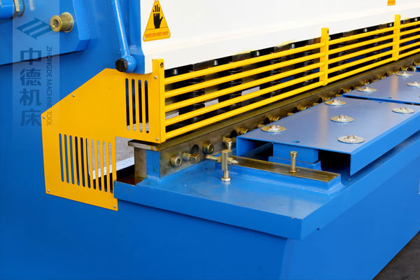 ZDSK-1632剪板機采用滾珠前托料板,不劃傷不銹鋼板材表面,并采用高品質(zhì)壓料油缸,不滲油不會在板材表面留有油污.jpg ZDSK-1632剪板機采用滾珠前托料板,不劃傷不銹鋼板材表面,并采用高品質(zhì)壓料油缸,不滲油不會在板材表面留有油污.jpg