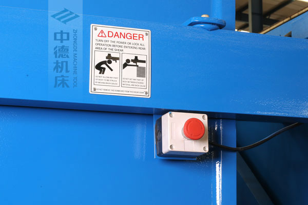 ZDSK-1632剪板機后部緊急停止按鈕,最大程度保障工人安全.jpg ZDSK-1632剪板機后部緊急停止按鈕,最大程度保障工人安全.jpg